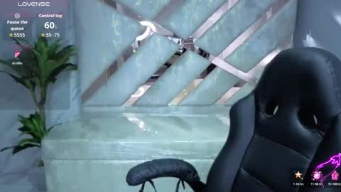 Mia online show from March 12, 2:10 pm