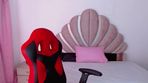 mia online show from February 3, 12:51 am