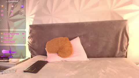 Snapshot of mia_lou_ chatting on October 21, 8:45 pm Mia online show from October 21, 8:45 pm