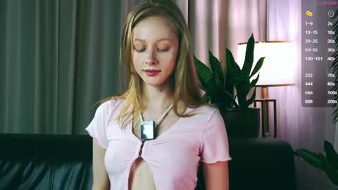 Snapshot of mia_vebes chatting on October 23, 3:57 pm Mia online show from October 23, 3:57 pm