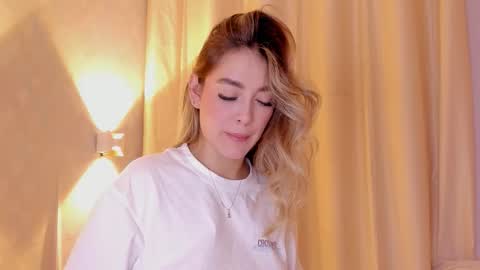 Mia White  online show from February 13, 1:36 pm