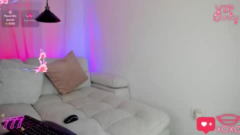 miaamillerr1 online show from March 30, 7:47 pm