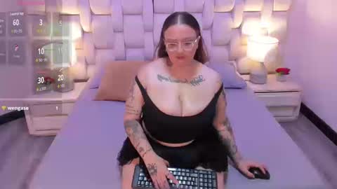 Snapshot of miaandmolly_ chatting on September 27, 4:38 pm mia red hair molly short hair online show from September 27, 4:38 pm