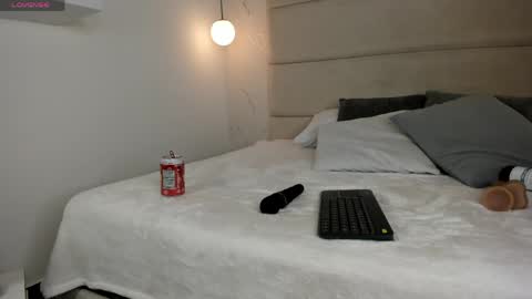 Mia online show from April 3, 7:04 am