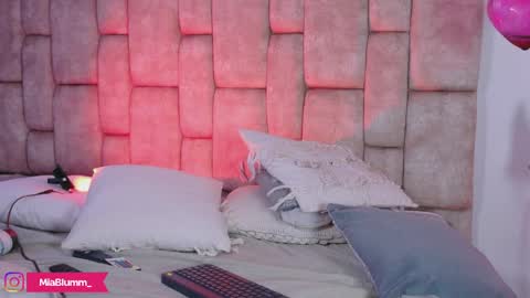 miablumm_ online show from March 28, 6:09 pm