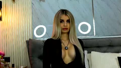 Mia online show from July 20, 7:59 pm