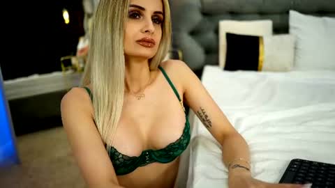 Mia online show from June 22, 6:48 pm