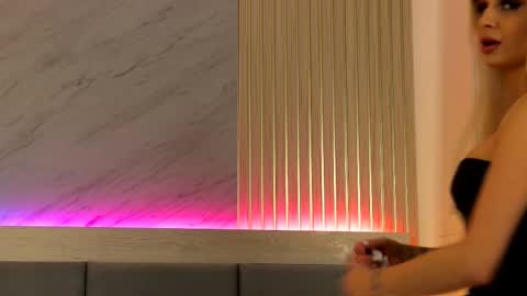 Mia online show from December 2, 9:57 pm