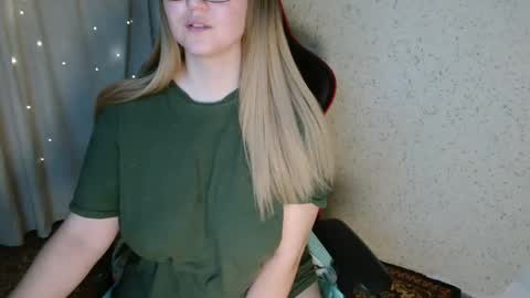 MiaFoxisJa online show from December 19, 5:41 pm