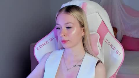 Mia online show from December 5, 6:34 am