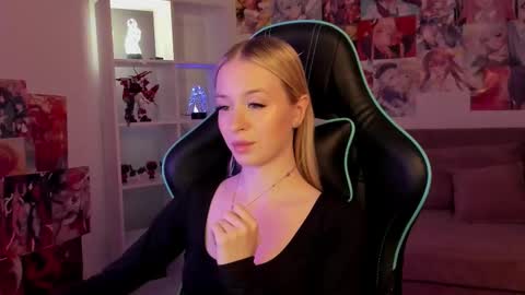 Mia online show from November 10, 5:38 pm