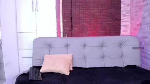 Snapshot of mialuxx chatting on March 4, 7:01 pm Mia online show from March 4, 7:01 pm