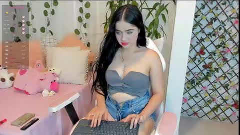 Snapshot of miamaiha chatting on December 21, 11:02 pm mia 600am-1000am Colombia time online show from December 21, 11:02 pm