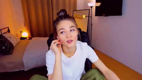 Mia online show from February 17, 6:06 pm