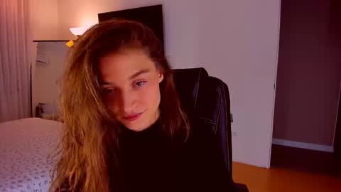 Mia online show from November 3, 7:59 pm