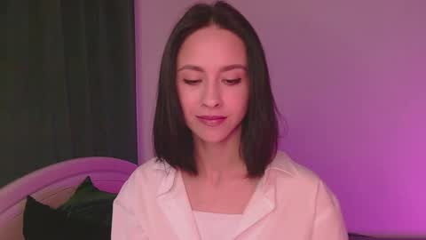 Mia online show from September 18, 9:02 am