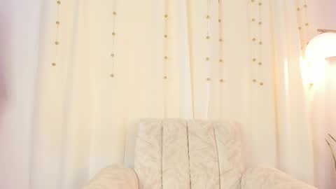 Miavenuss 1 online show from October 21, 8:01 pm