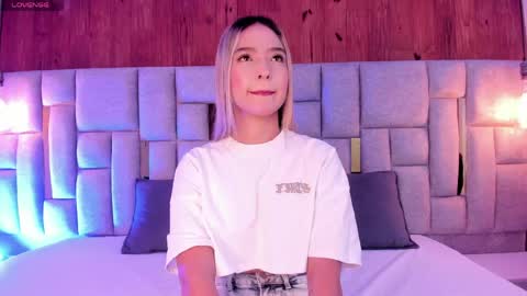 miia_reeves_ online show from May 16, 11:09 am