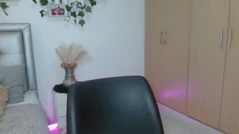 miiaa_k online show from March 17, 9:47 am