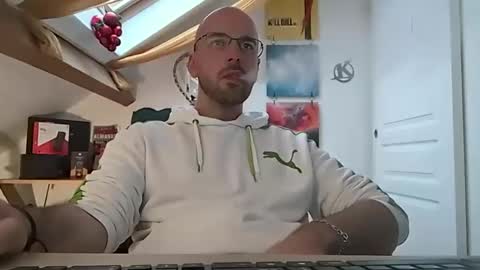 Snapshot of mikmik91 chatting on January 8, 2:35 pm mikmik91 online show from January 8, 2:35 pm