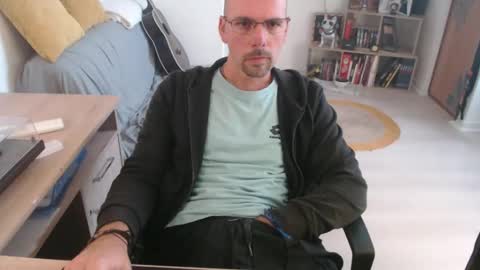 Snapshot of mikmik91 chatting on October 13, 10:17 am mikmik91 online show from October 13, 10:17 am