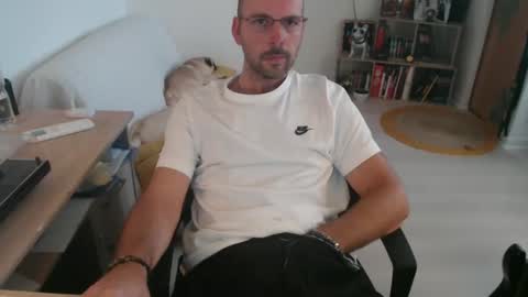 Snapshot of mikmik91 chatting on September 25, 10:33 am mikmik91 online show from September 25, 10:33 am