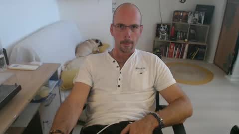 Snapshot of mikmik91 chatting on September 18, 2:43 pm mikmik91 online show from September 18, 2:43 pm