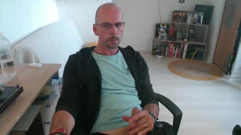 Snapshot of mikmik91 chatting on September 10, 2:18 pm mikmik91 online show from September 10, 2:18 pm