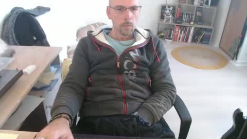 Snapshot of mikmik91 chatting on October 1, 9:52 am mikmik91 online show from October 1, 9:52 am