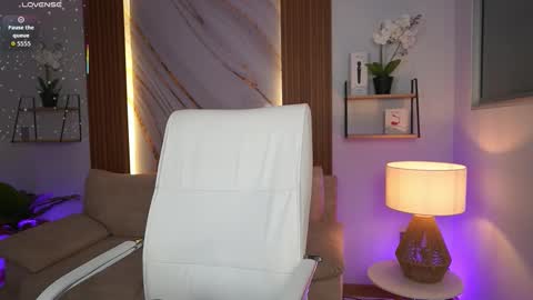 milacrave online show from November 25, 12:04 pm