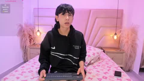 milan_lewiss online show from May 4, 11:28 am