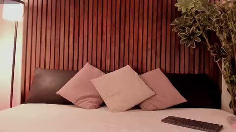 M I L E  online show from October 29, 8:20 pm