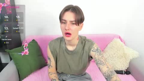 milenakeeks online show from April 14, 1:42 am