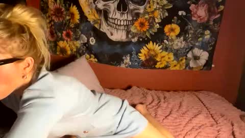 milf4everjenna online show from February 15, 7:45 pm