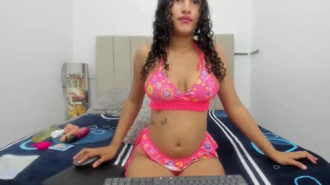 milky_lau_18 online show from January 25, 11:55 am