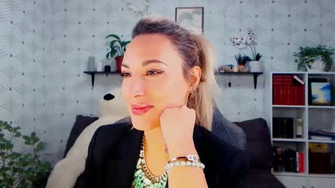 Snapshot of millaxqueen chatting on October 25, 3:12 pm MillaXQueen online show from October 25, 3:12 pm