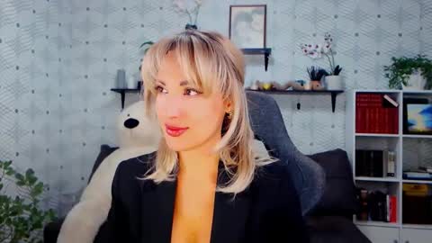 Snapshot of millaxqueen chatting on October 5, 2:57 pm MillaXQueen online show from October 5, 2:57 pm