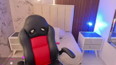 millyevans1 online show from April 2, 2:52 am