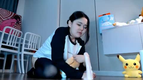 Minji online show from April 15, 2:20 pm