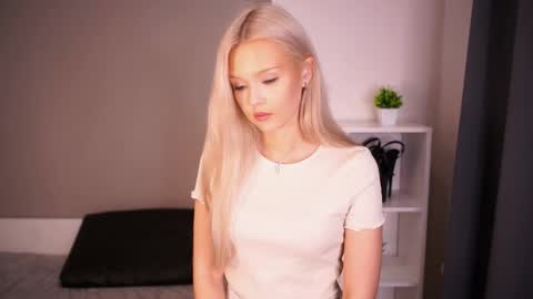 Snapshot of mirianscorgie chatting on October 21, 11:30 pm Elsa online show from October 21, 11:30 pm