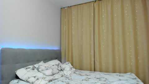 Snapshot of misseliss chatting on December 12, 3:21 am Hello dear my name Elisa online show from December 12, 3:21 am