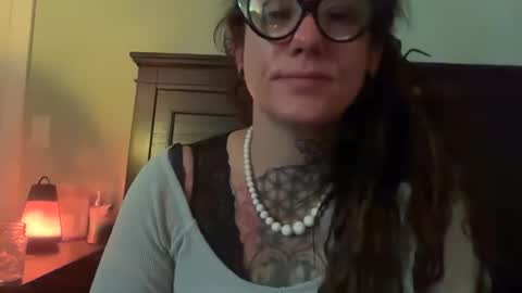 misshoneybadger333 online show from October 21, 2:05 am