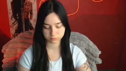 Mia online show from April 20, 11:46 am