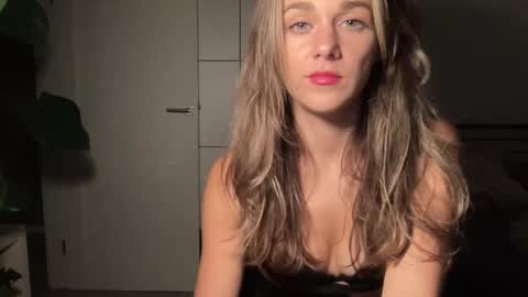 mmminnie online show from October 1, 5:12 pm