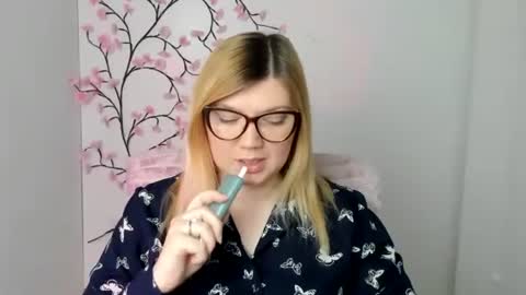 Molly online show from April 8, 11:35 am