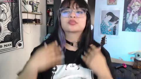 Snapshot of molly_shake chatting on March 5, 8:21 am Molly online show from March 5, 8:21 am