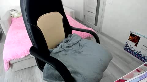 Snapshot of molly_sweetbaby chatting on October 5, 10:56 am Ill tell you when were private online show from October 5, 10:56 am