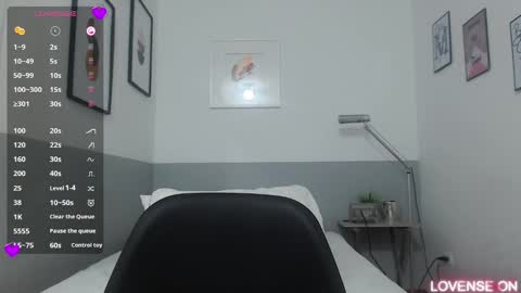 Snapshot of mommyissuess_ chatting on March 9, 10:19 pm Daphne  online show from March 9, 10:19 pm