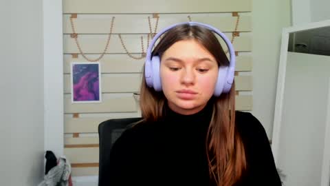 Monika online show from February 7, 9:15 pm