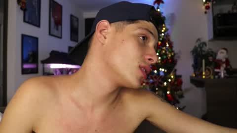 Snapshot of morgan_hiller chatting on December 4, 12:02 am online show from December 4, 12:02 am